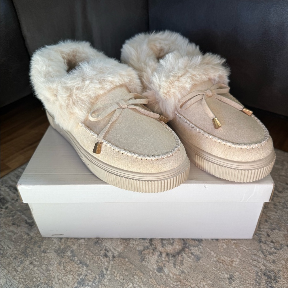 Bamboo Cozette Low Top Faux Fur Lined Cream Boots Size 9 NWT
